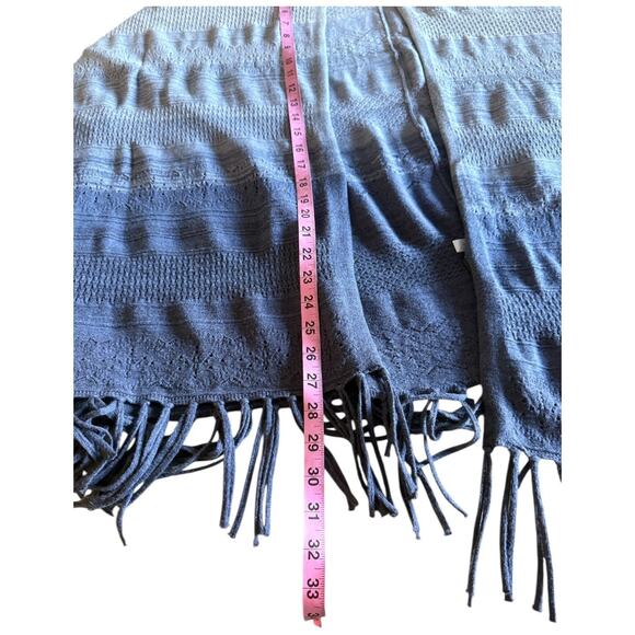 White House Black Market Blue Grey Knit Wrap Shawl Fringe Wrap Scarf M/L NWOT - Picture 8 of 9